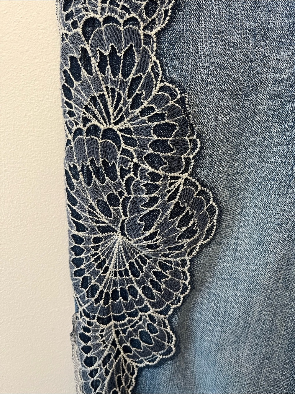 WHBM Embroidered Design High Rise Everyday Soft Straight Jeans Size 10 - Picture 3 of 7